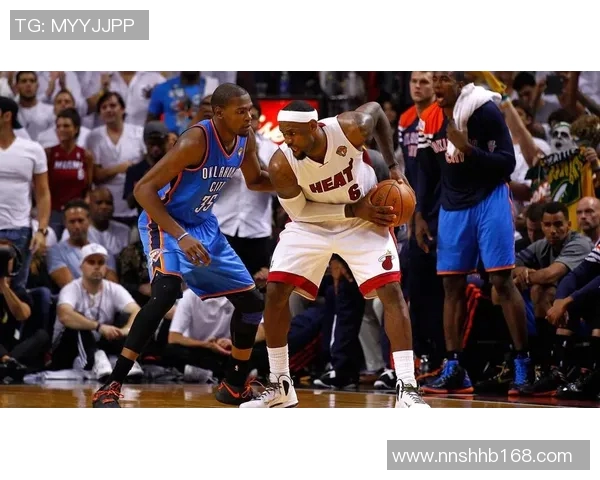 热火与雷霆第四场激战回顾球员表现与战术分析全景呈现